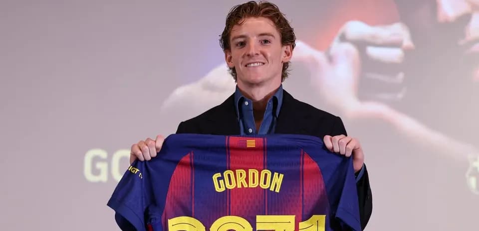 Jugador presenta camiseta de FC Barcelona en evento