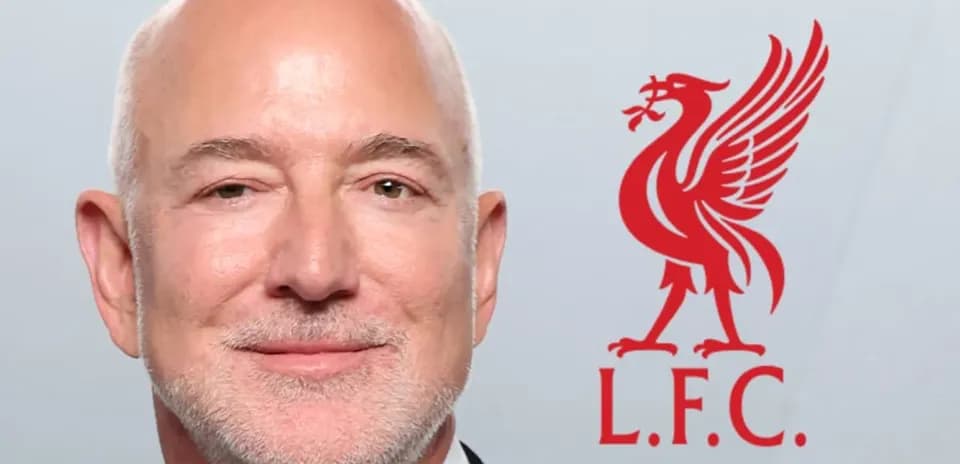 Hombre sonriente con logo de Liverpool FC de fondo