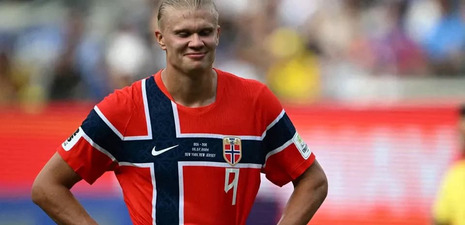 Jugador de Noruega en partido con camiseta roja