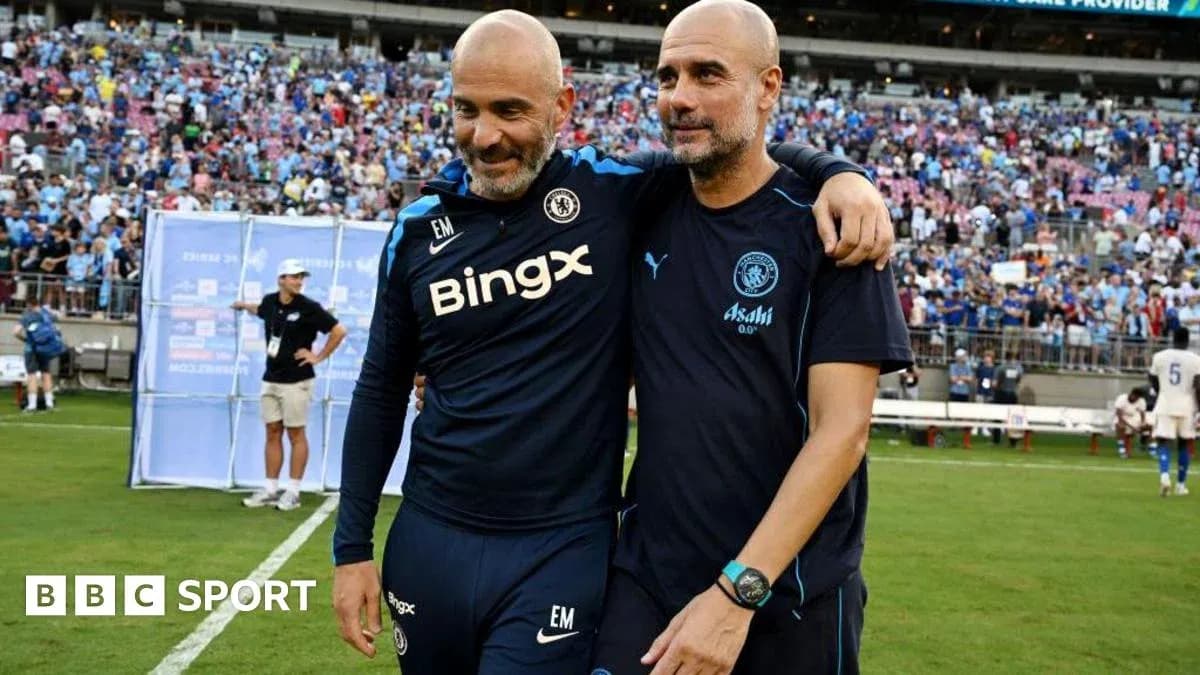 Entrenadores abrazándose en el campo de fútbol