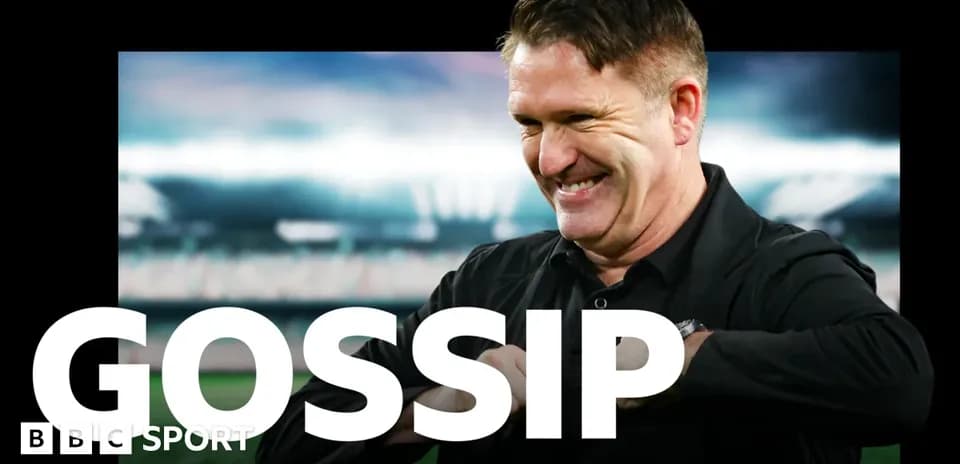 Entrenador sonriente en un estadio de fútbol