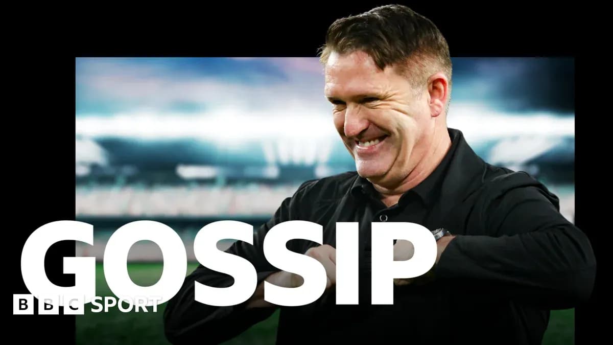 Entrenador sonriente en un estadio de fútbol