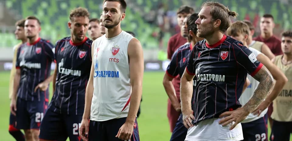 Jugadores de FK Crvena Zvezda en el campo