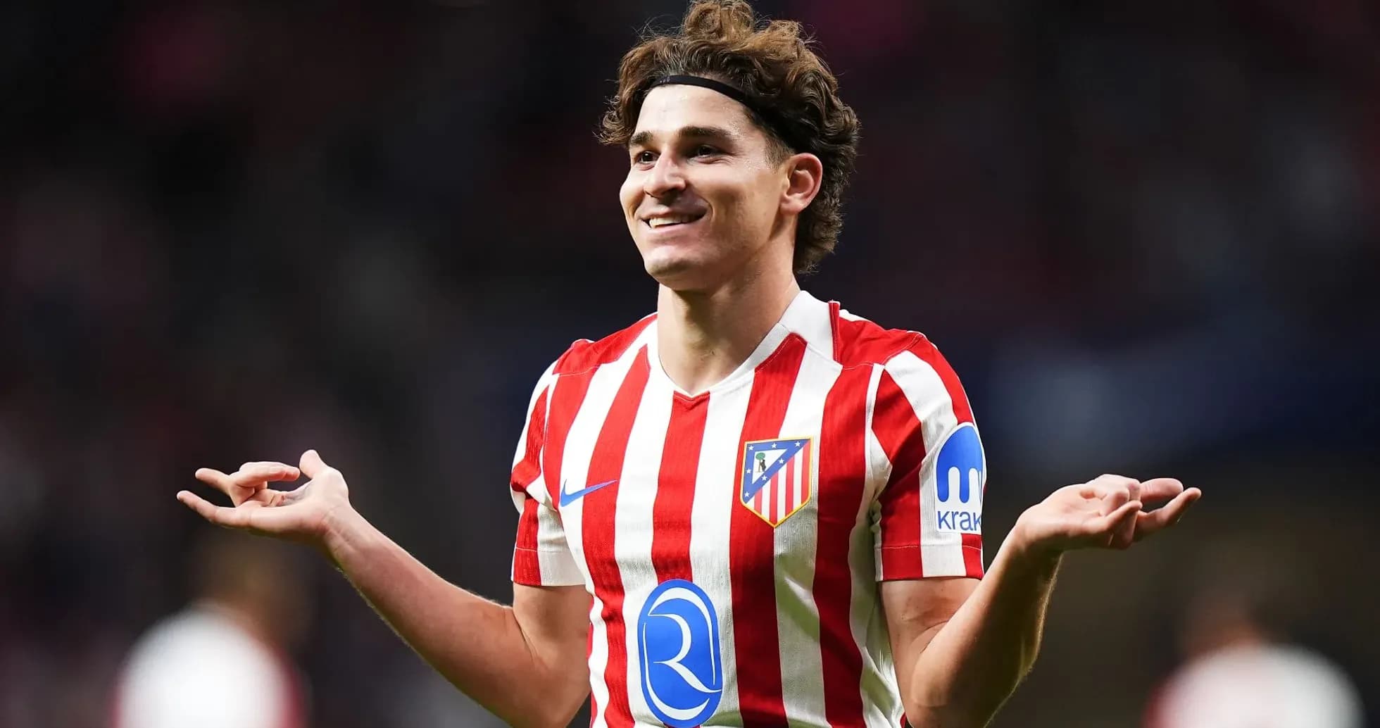 Jugador del Atlético de Madrid con camiseta rayada