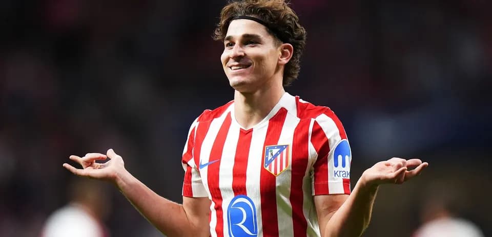 Jugador del Atlético de Madrid con camiseta rayada