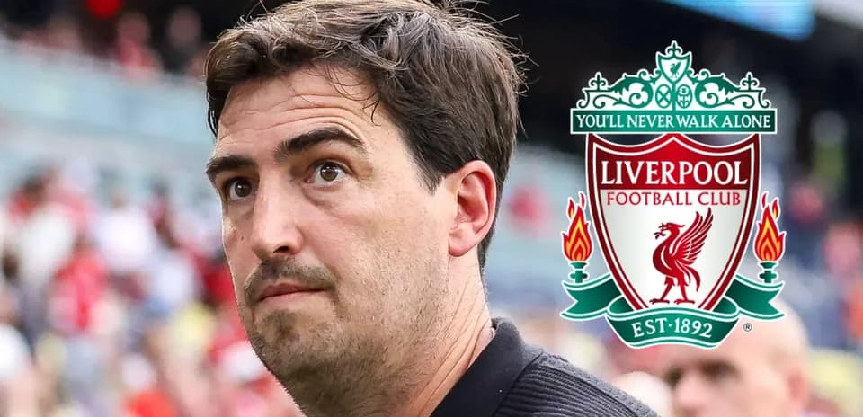 Entrenador de Liverpool en el campo de juego