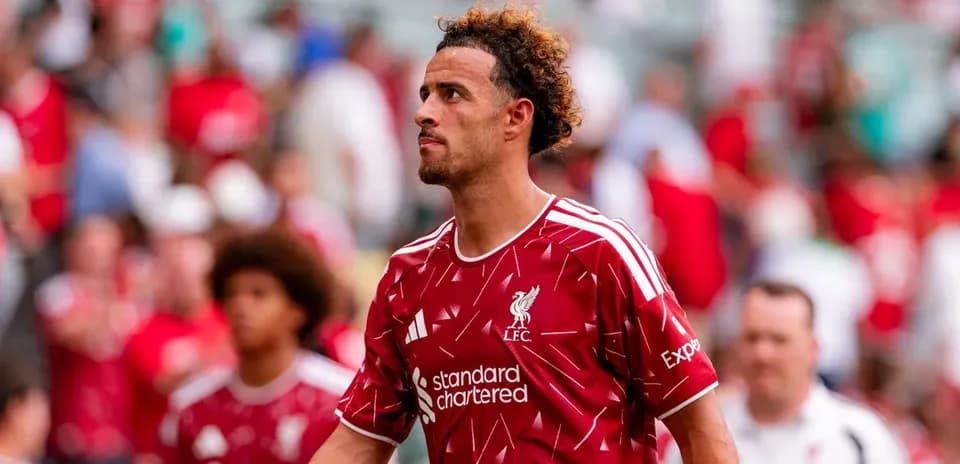 Jugador de Liverpool caminando por el campo lleno de fans