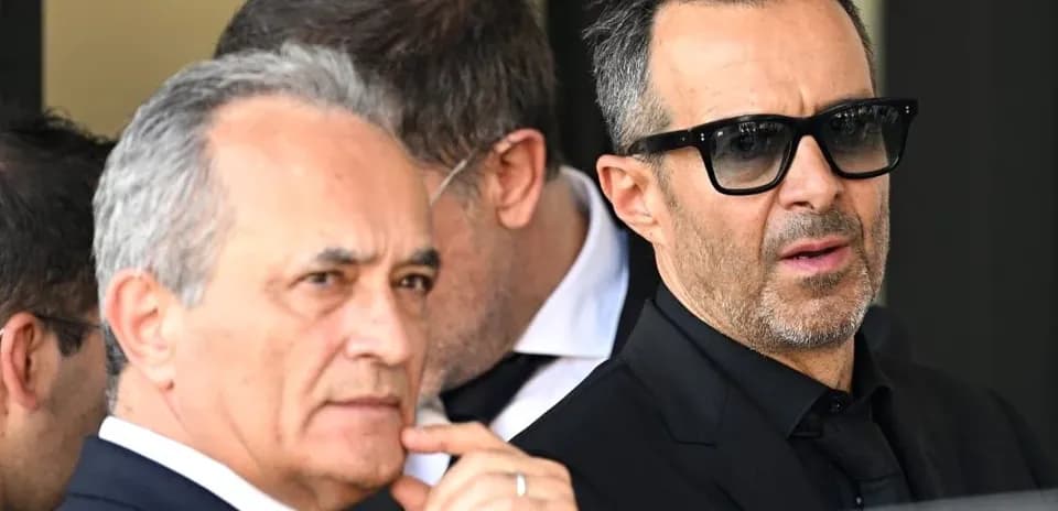 Dos hombres en trajes oscuros en un evento