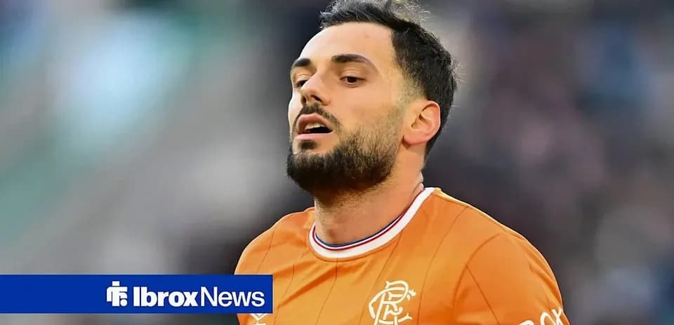 Jugador de Rangers con camiseta naranja en el campo