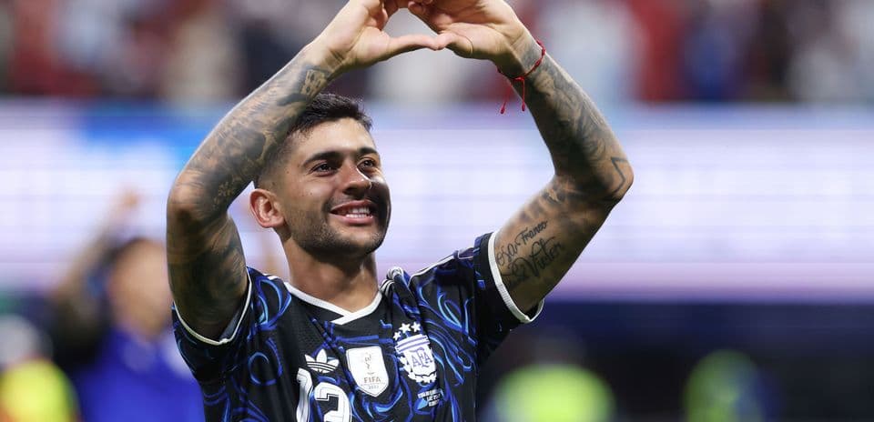Jugador de Argentina haciendo un gesto de corazón