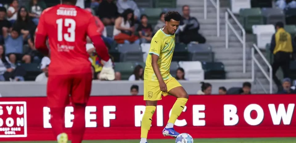 Jugador de New Mexico United con balón en el campo