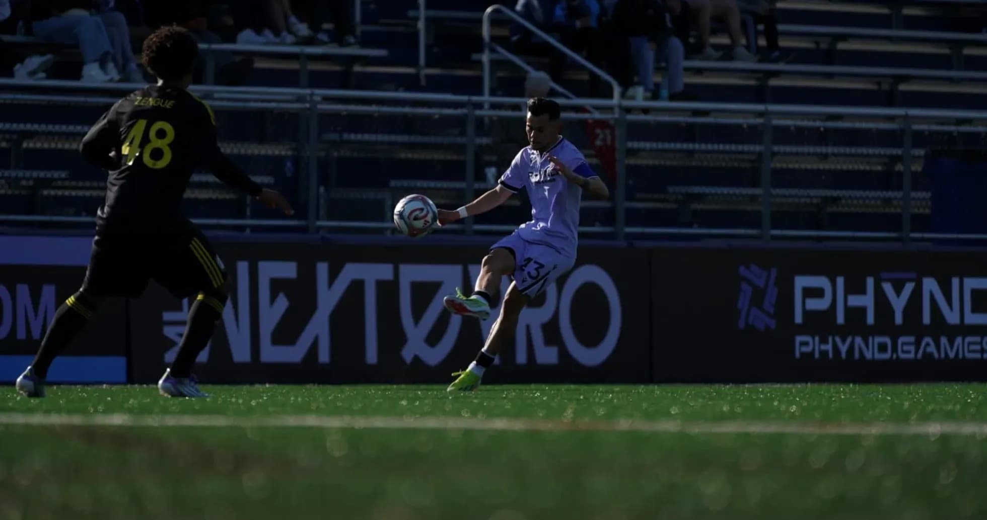 Jugador pasando el balón en un partido de fútbol