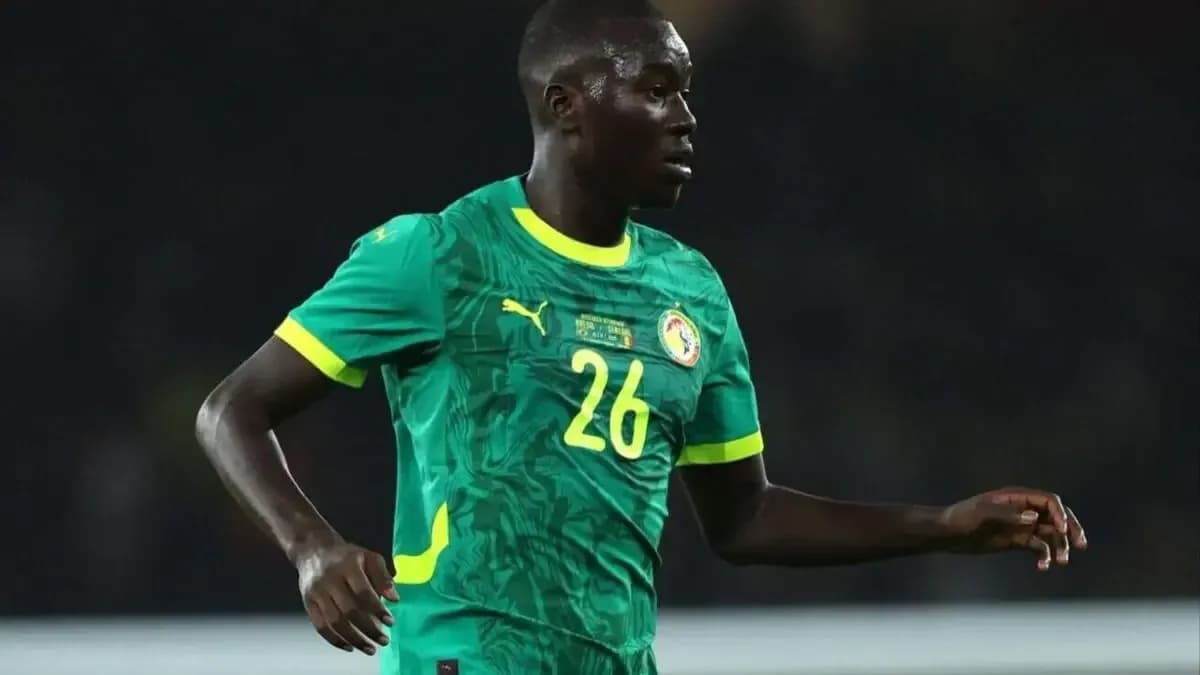Jugador de Senegal en partido de fútbol