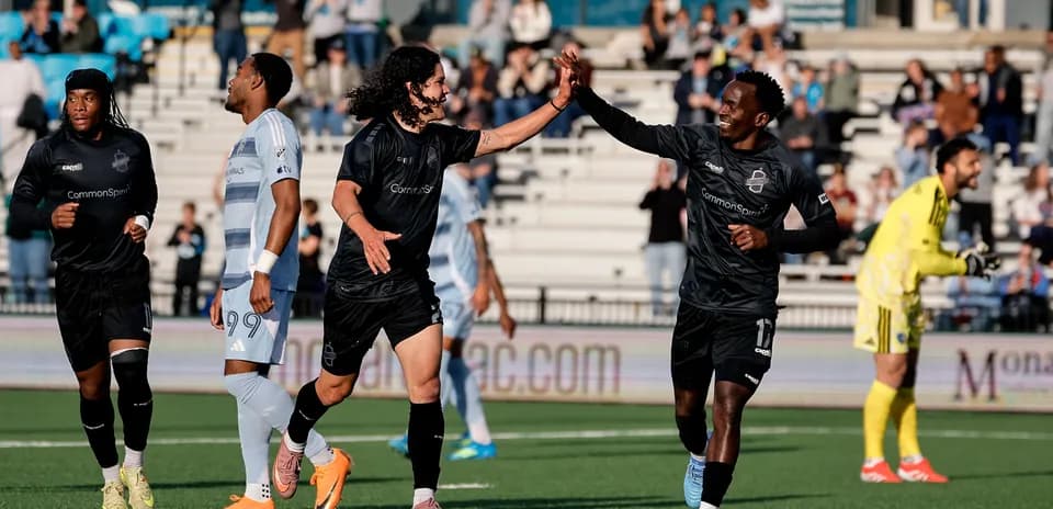 Jugadores celebrando un gol en el partido