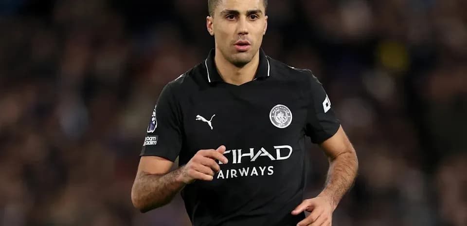 Jugador de Manchester City corriendo en el campo