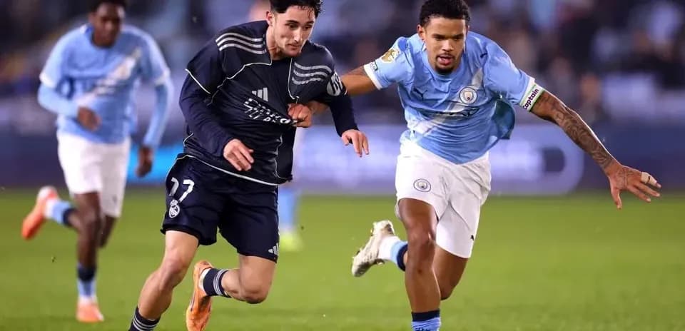 Jugador de Real Madrid corriendo con balón frente a Manchester City