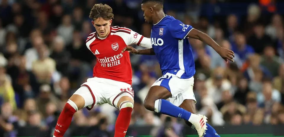 Jugador de Arsenal y jugador de Ipswich luchando por el balón