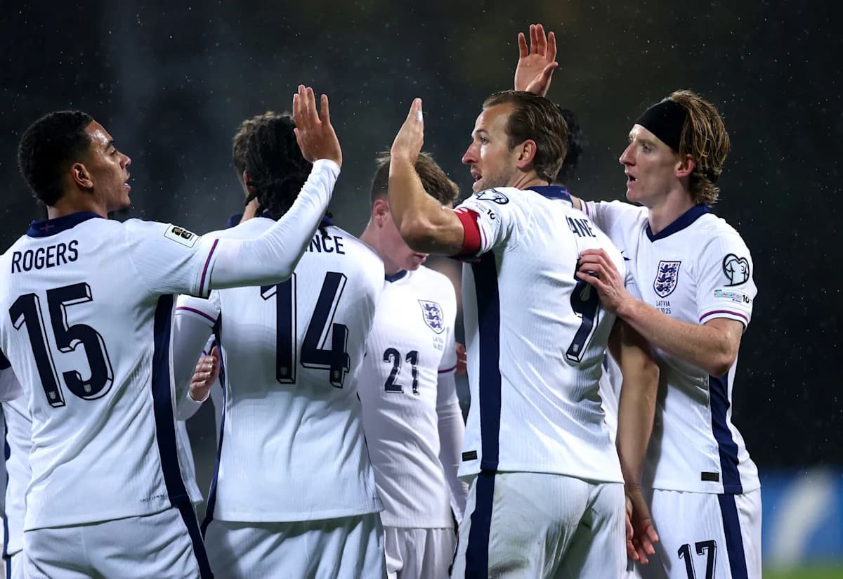 Jugadores de Inglaterra celebrando un gol juntos