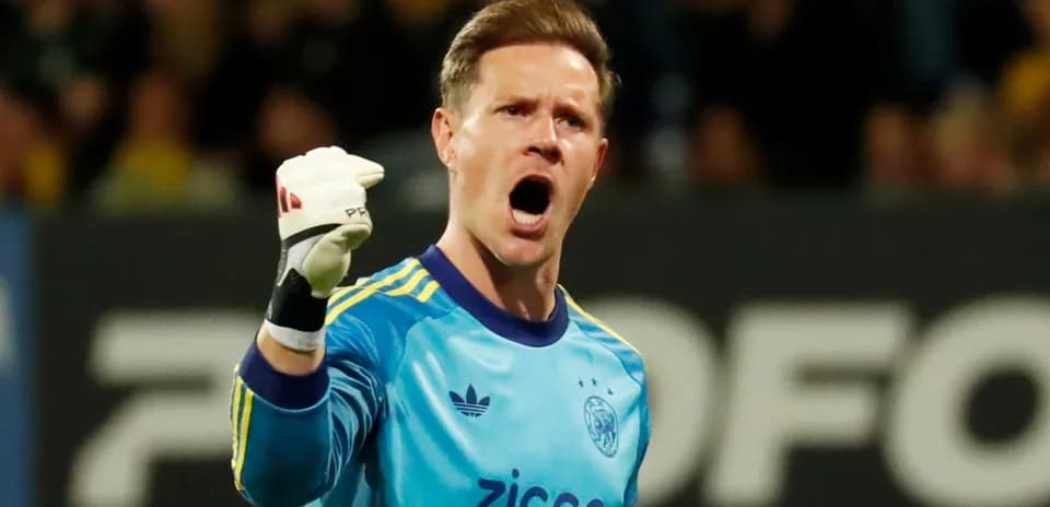 Portero de pie gritando con guantes en partido