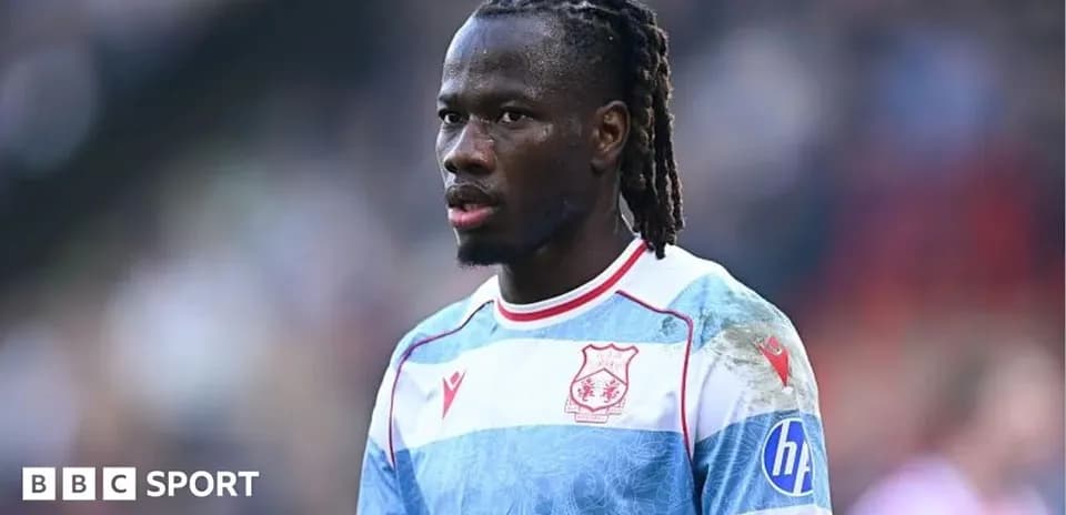Jugador con camiseta a rayas durante el partido