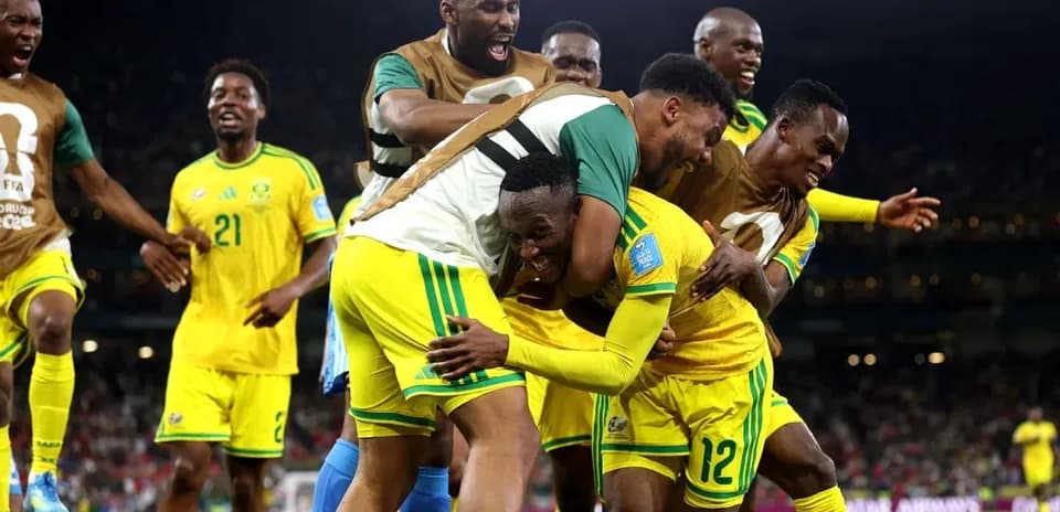 Jugadores de Sudáfrica celebrando un gol en el partido