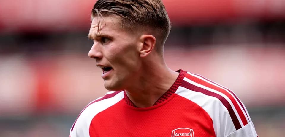 Jugador de Arsenal en acción durante un partido