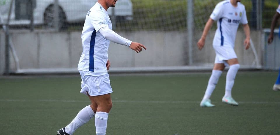 Jugador de Monheim preparando un tiro libre