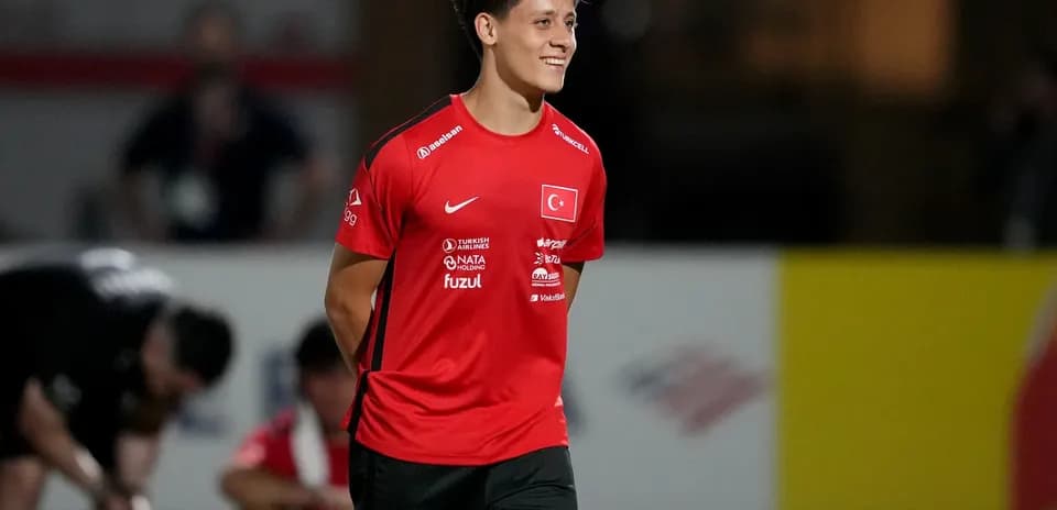Jugador sonriente durante entrenamiento de Türkiye
