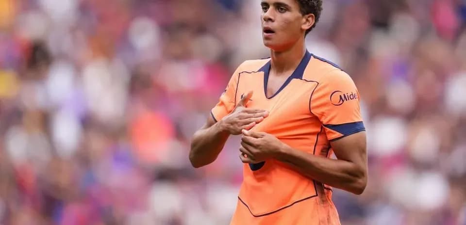 Jugador en uniforme naranja durante un partido de fútbol