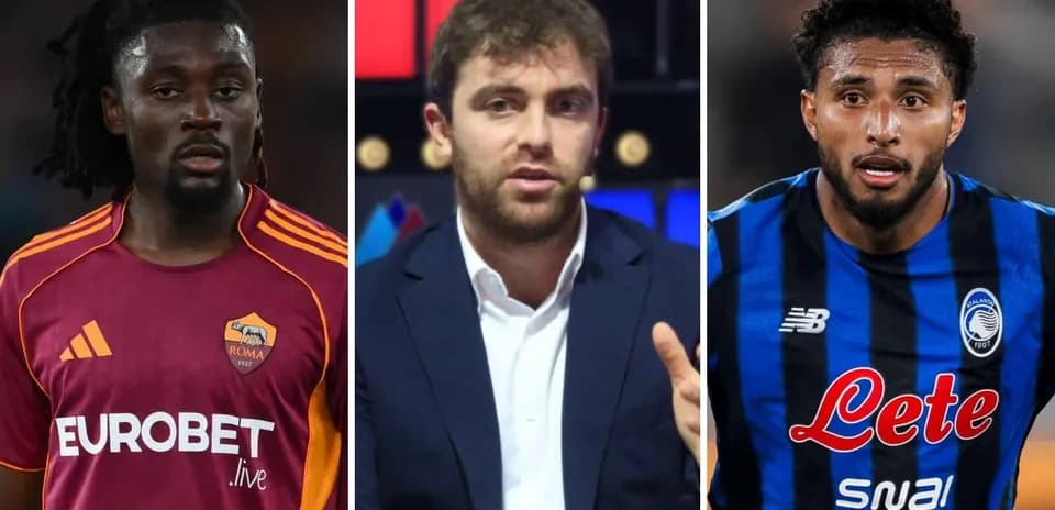 Jugadores de fútbol y comentarista en un panel
