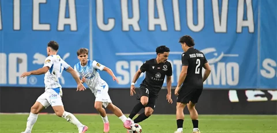 Jugadores de Ararat-Armenia y Craiova en acción