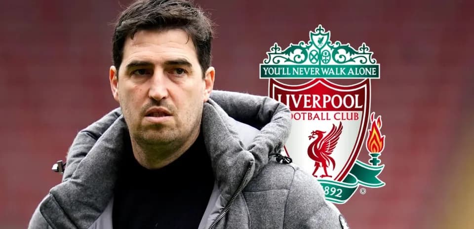 Entrenador en primer plano con escudo de Liverpool