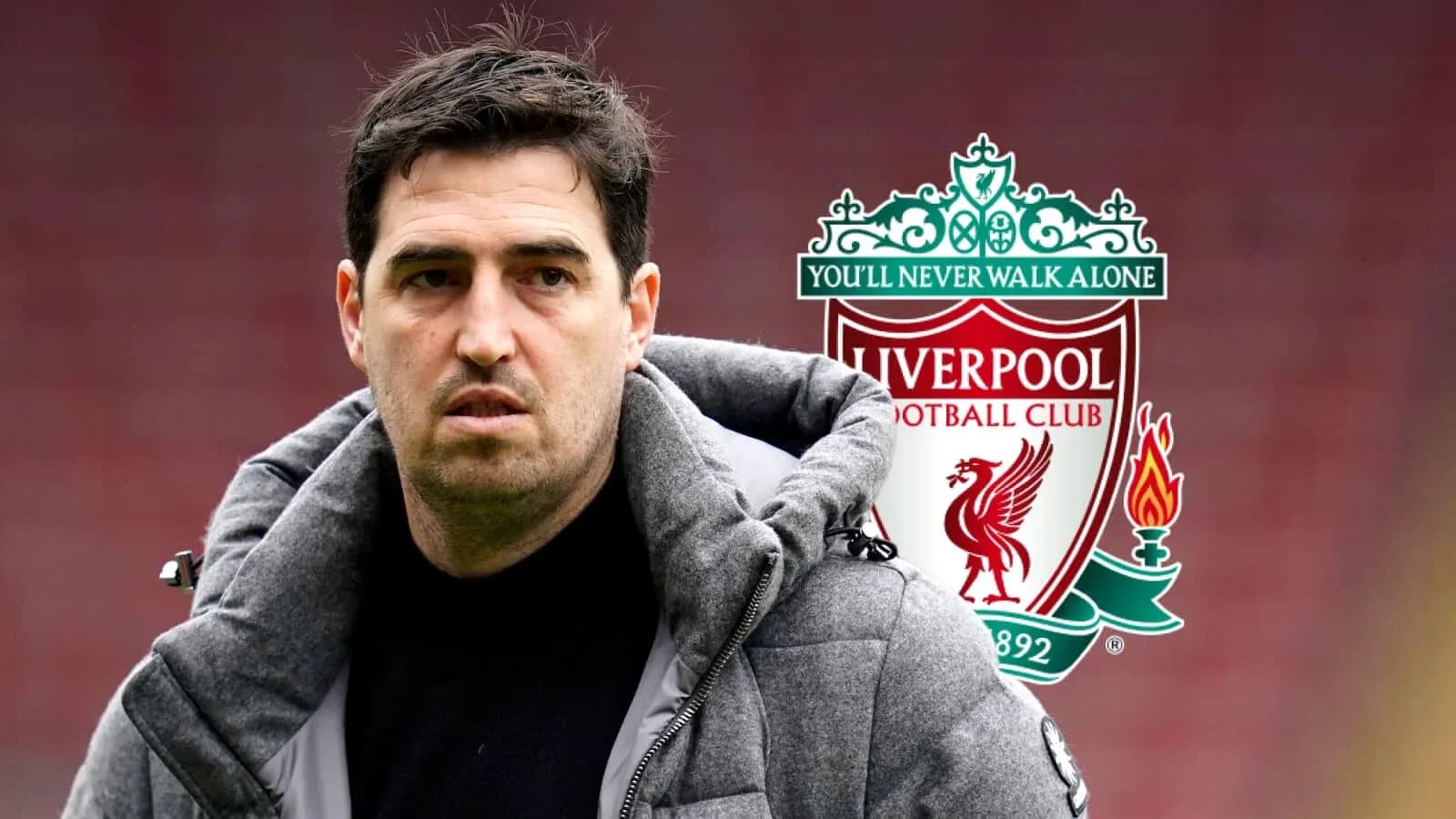 Entrenador en primer plano con escudo de Liverpool