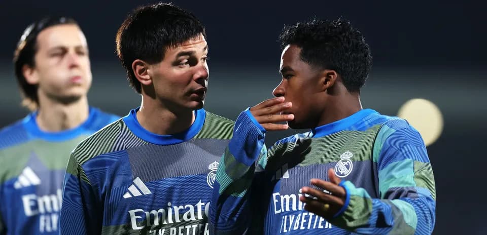 Dos jugadores conversando durante el calentamiento