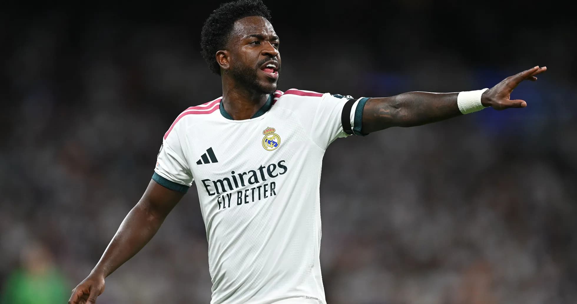 Jugador de Real Madrid dirigiendo a su equipo en el campo