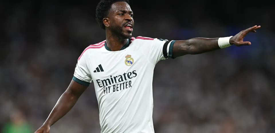 Jugador de Real Madrid dirigiendo a su equipo en el campo