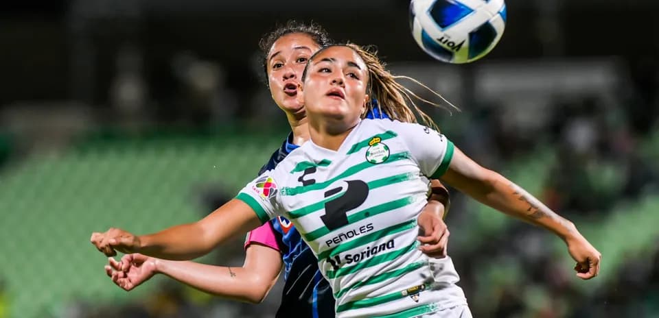 Jugadoras compitiendo por el balón en el partido
