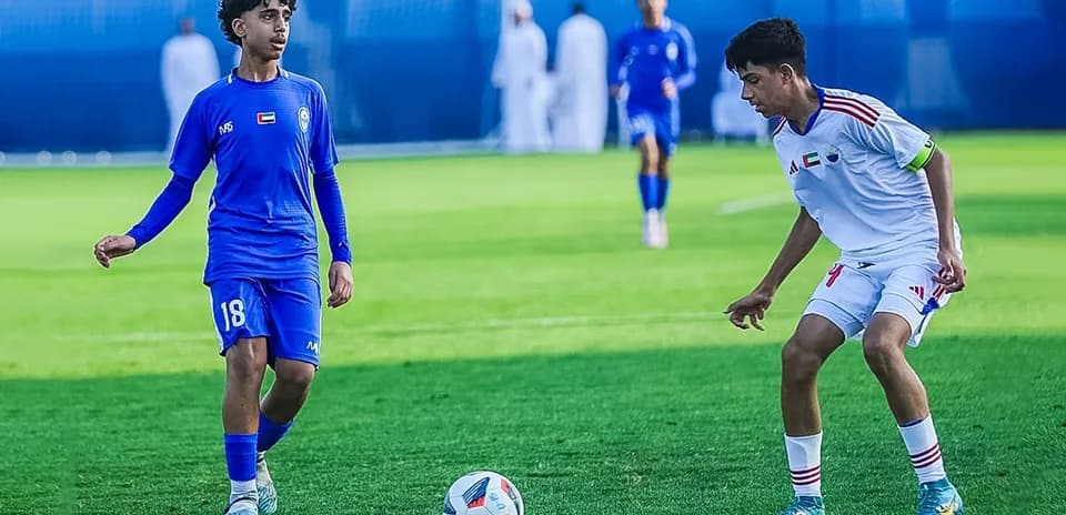 Jugadores compitiendo en el partido de fútbol