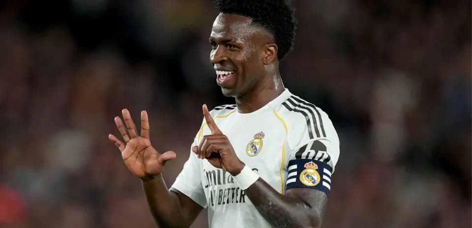 Vinícius Jr. mostrando los dedos durante el partido