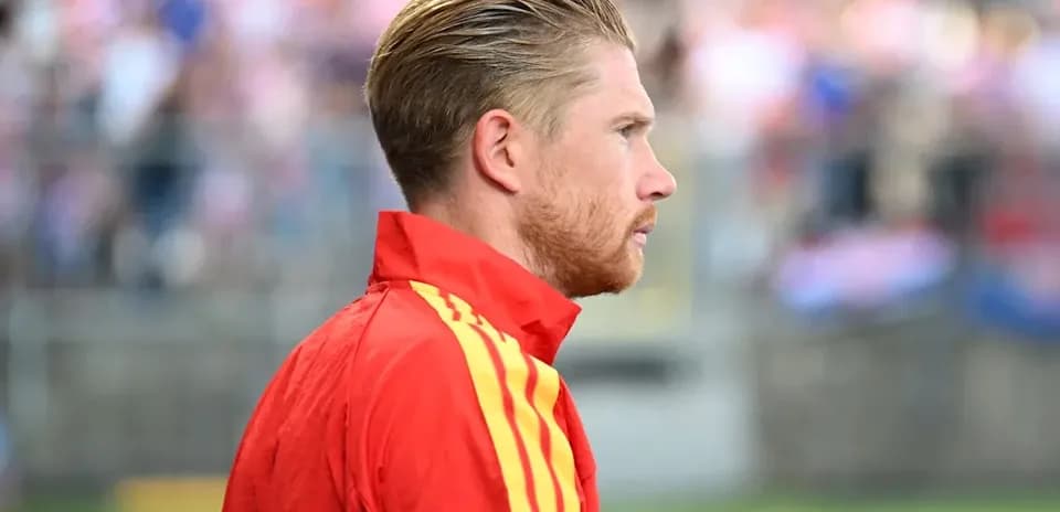 Jugador de fútbol en uniforme rojo durante partido
