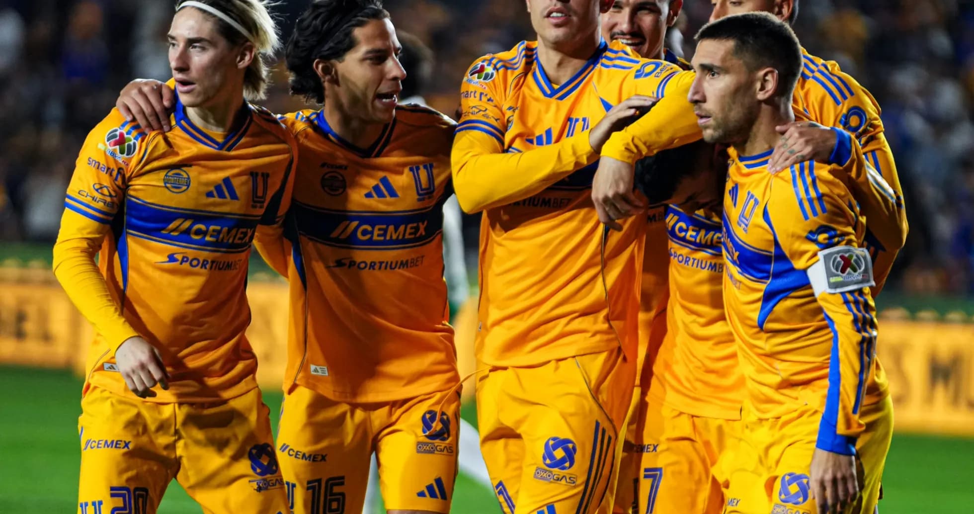 Jugadores de Tigres celebrando un gol