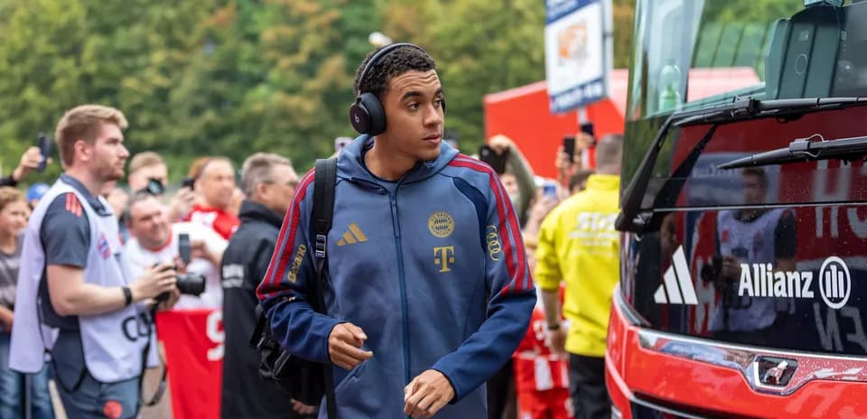 Jugador de Bayern Múnich llegando al autobús del equipo