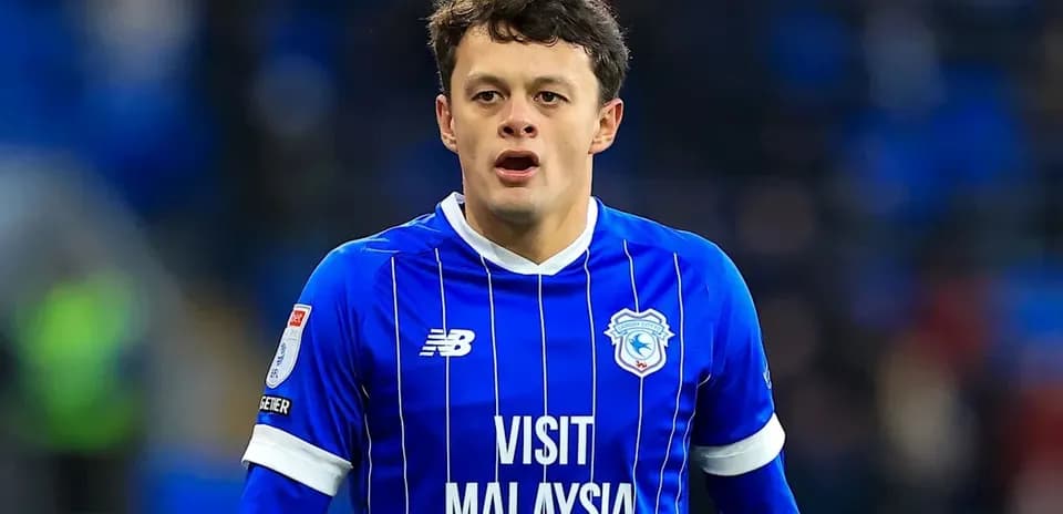 Jugador de Cardiff City en uniforme azul durante partido