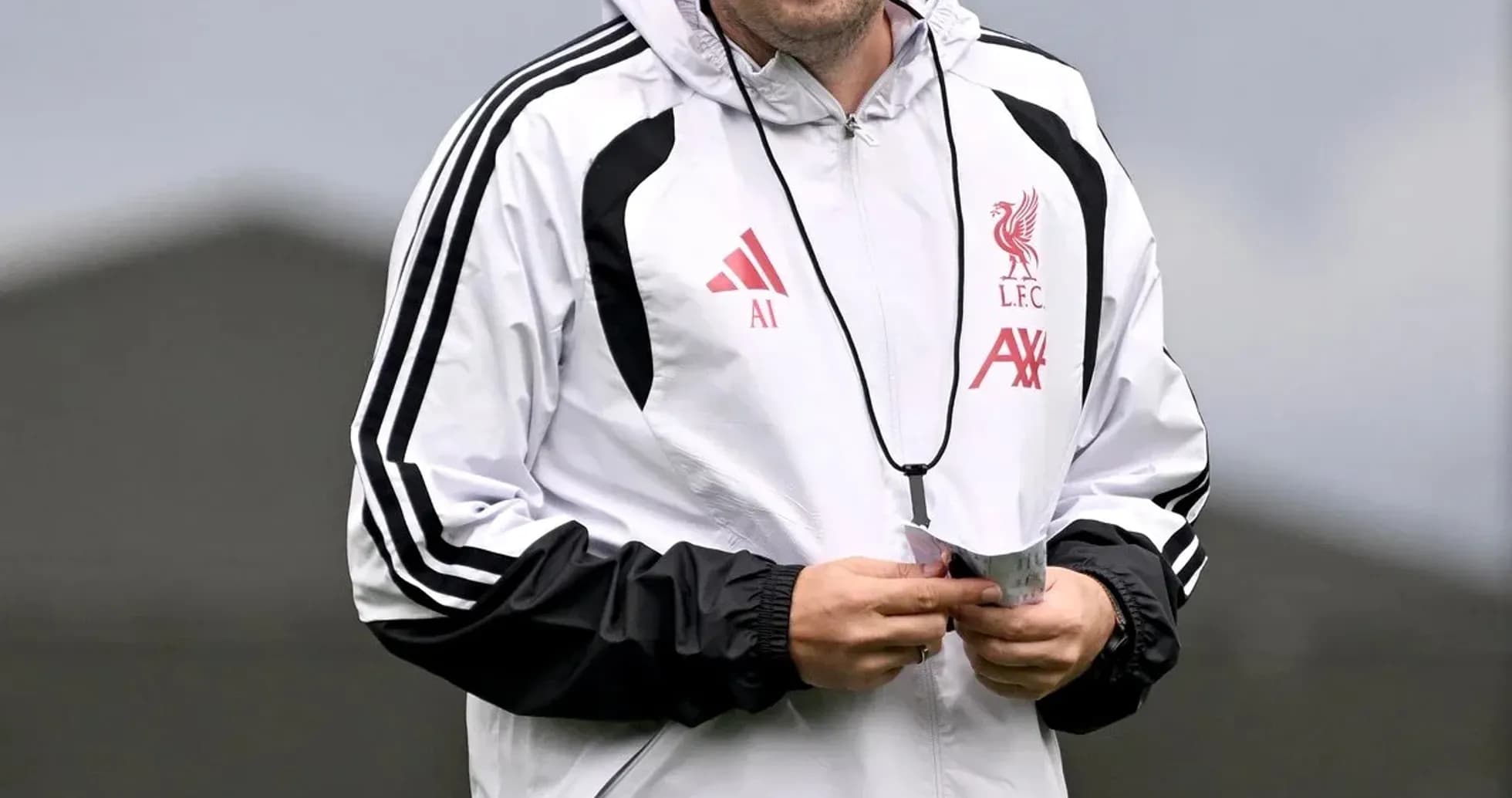 Entrenador de Liverpool sonriendo durante entrenamiento