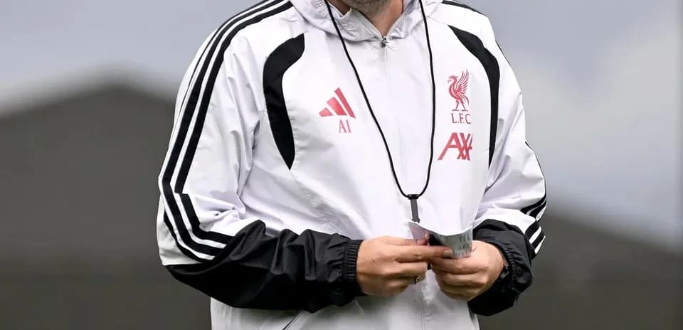 Entrenador de Liverpool sonriendo durante entrenamiento