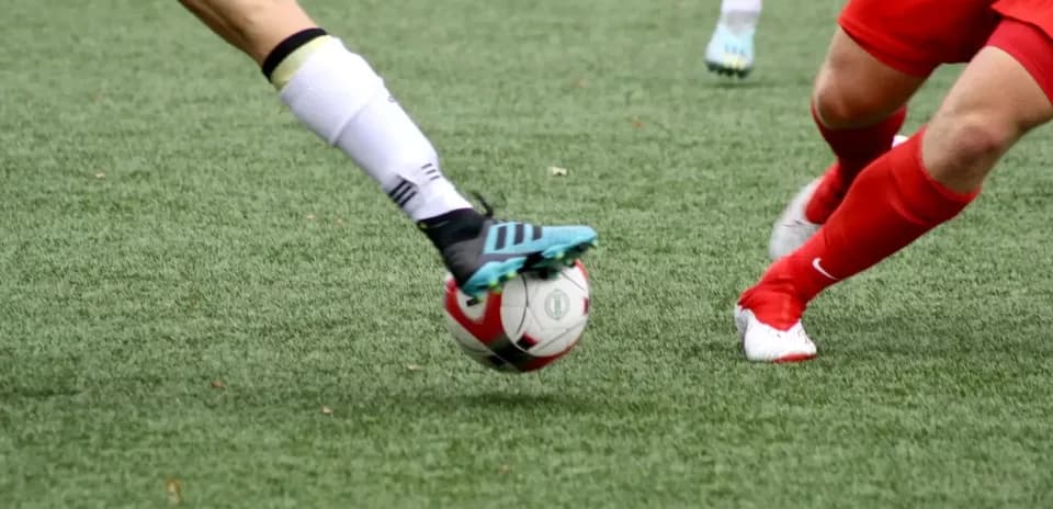 Jugadoras compitiendo por el balón en el campo