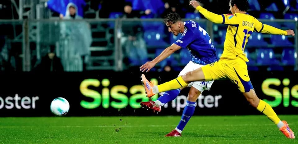 Acción de juego entre Hellas Verona y Como