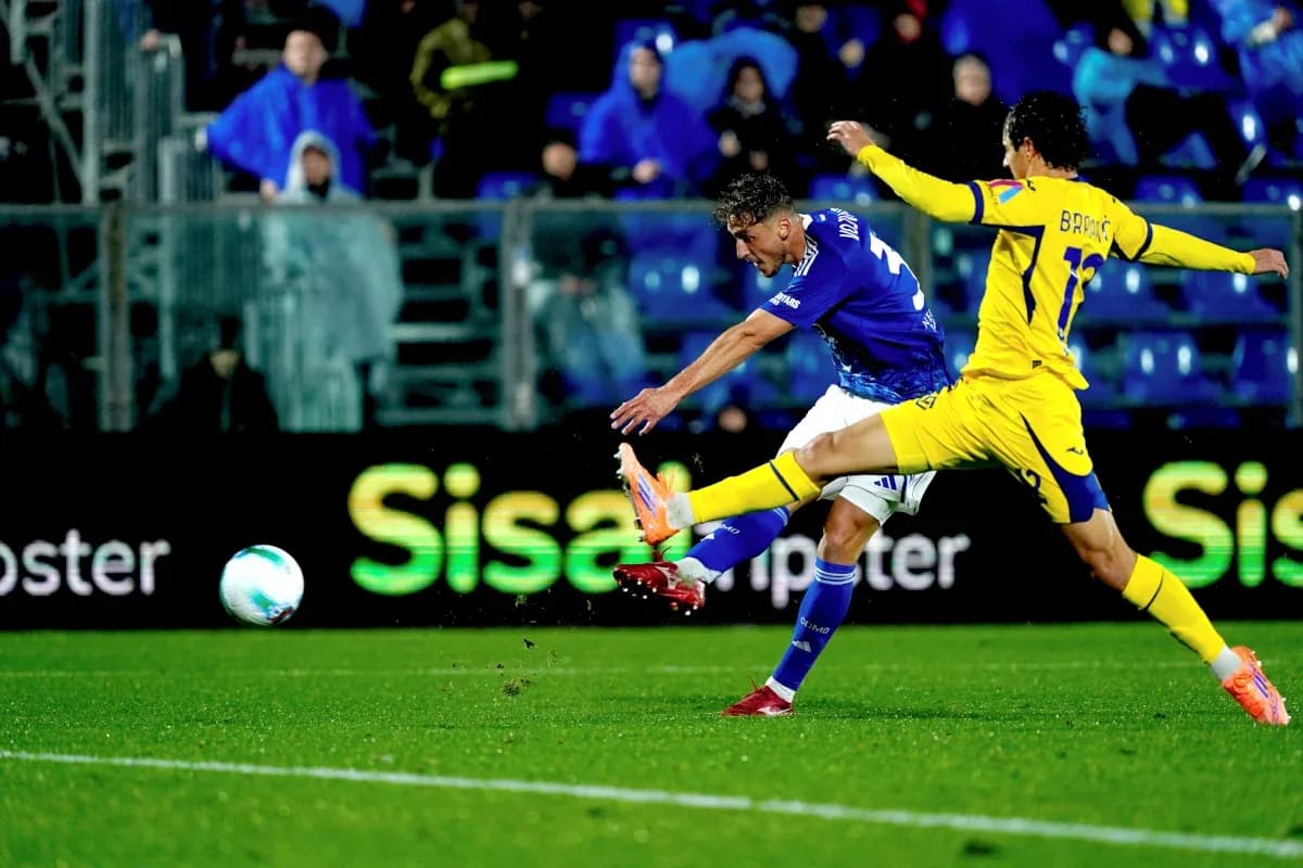Acción de juego entre Hellas Verona y Como