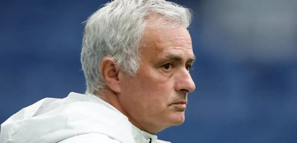 Entrenador observando el juego desde la línea lateral