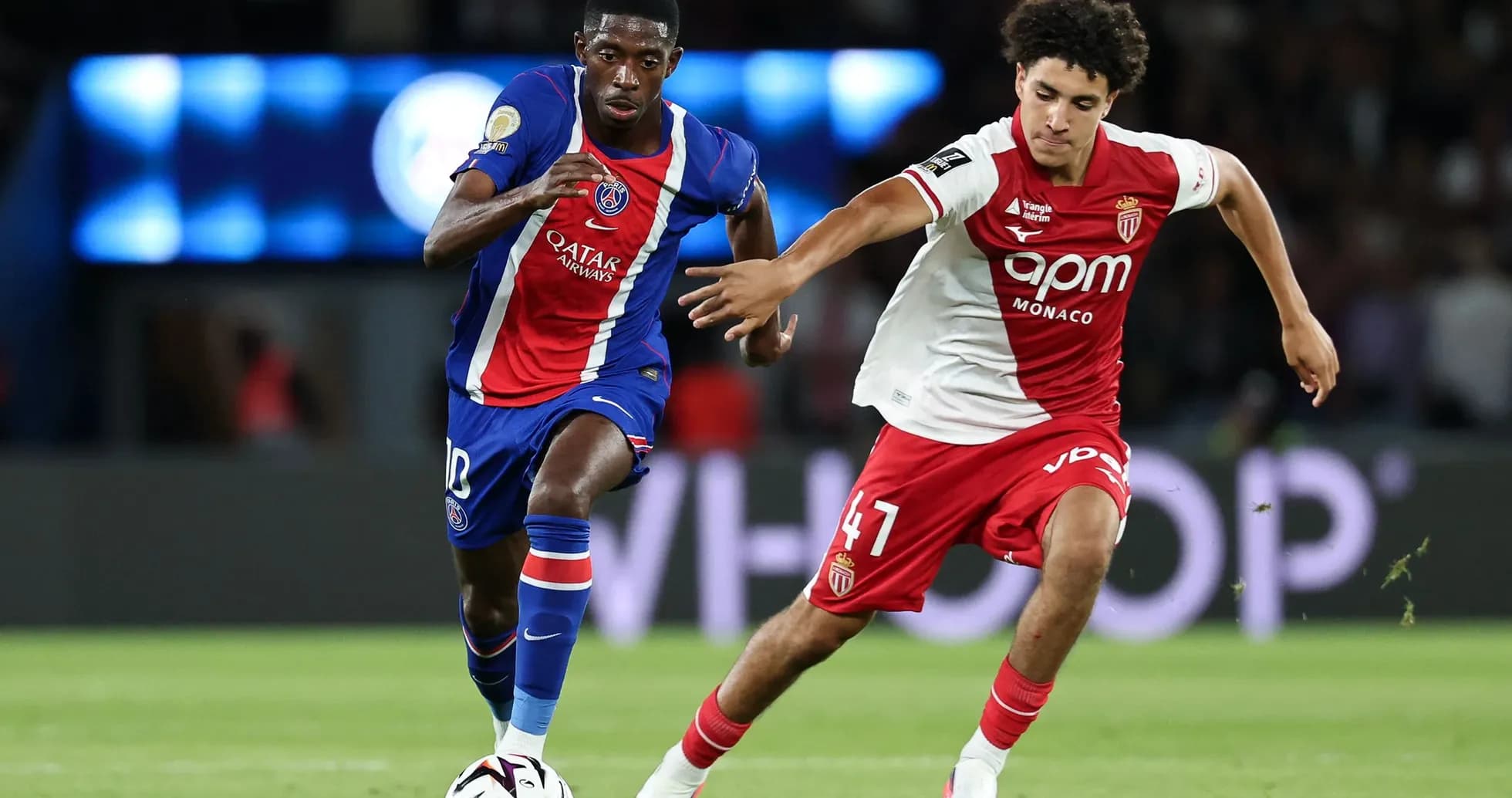 Jugador de PSG y Mónaco compitiendo por el balón